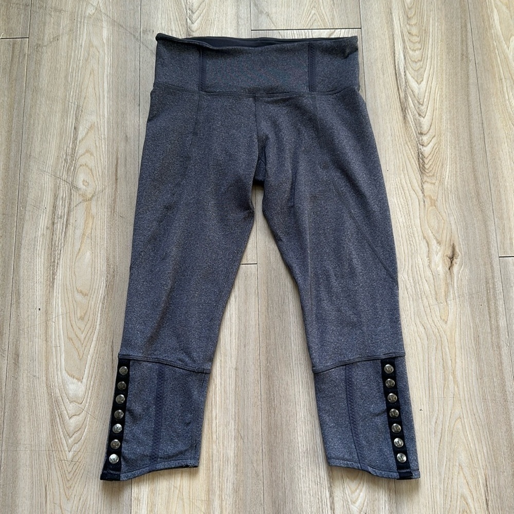 Lululemon Heathered Gray Snap Cuff Crop Leggings Size 6 Button Detail Capri Pant